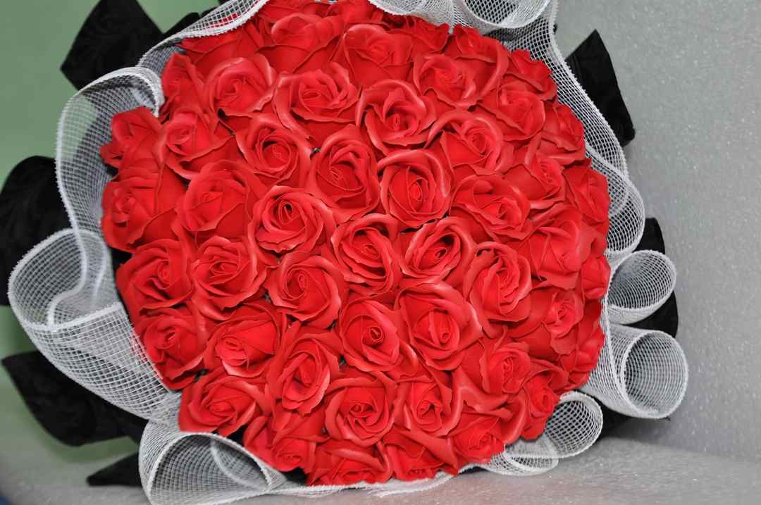 Tặng hoa hồng đỏ như một lời thề ước của những cặp đôi 