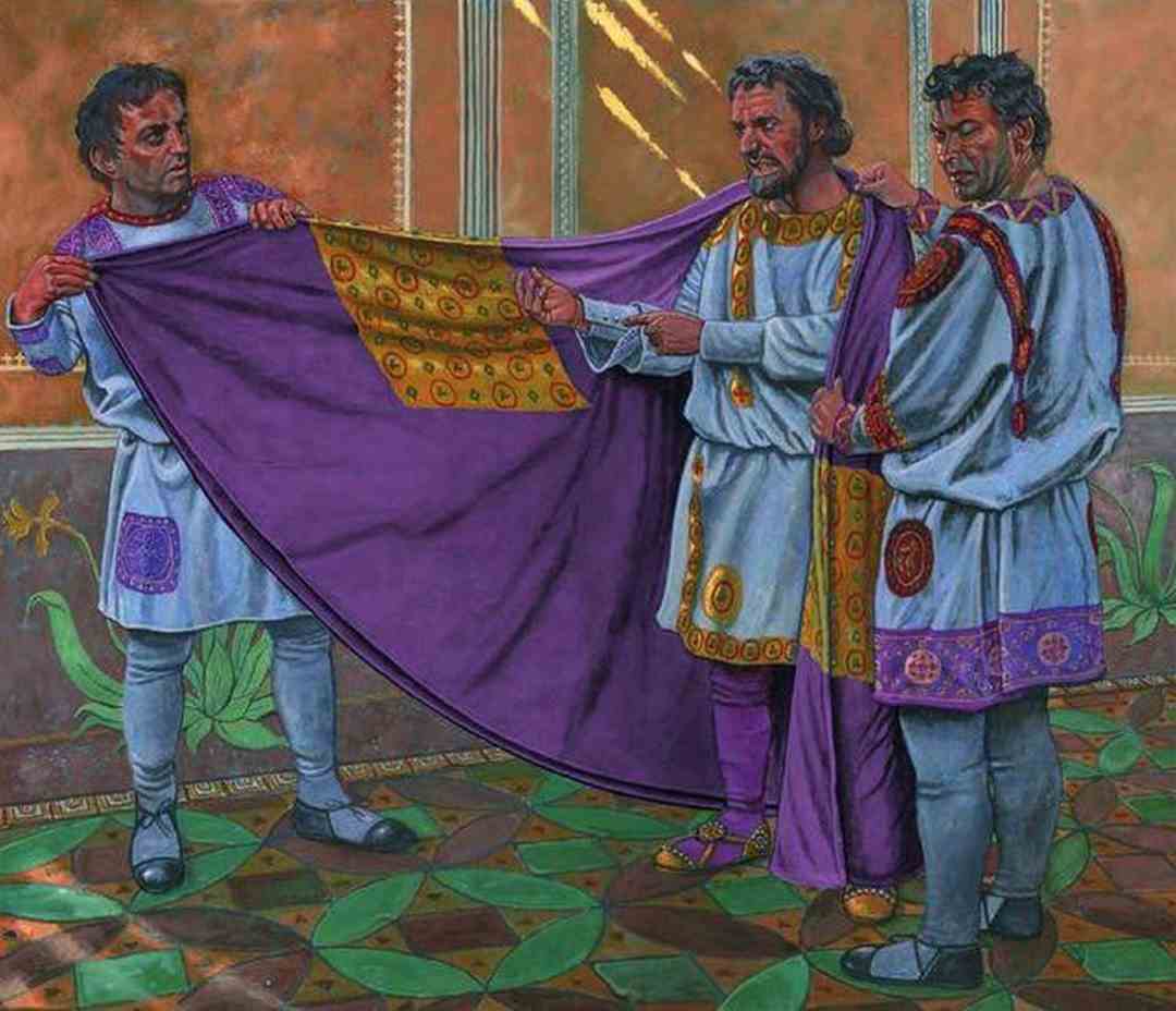 Trang phục cho quý tộc mới có màu tím