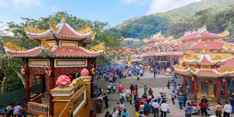 Du lịch hành hương vào dịp Tết Nguyên Đán